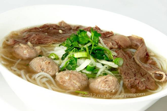 P16. Brisket, Beef Ball Pho-麵上面包住牛肉丸-Phở Nạm Bò Viên